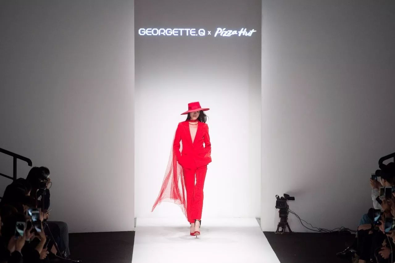 我以为必胜客的秀上全是行走的披萨，没想到却被美到……