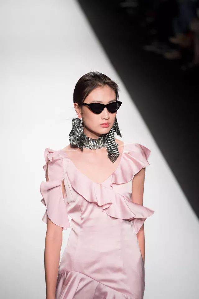 我以为必胜客的秀上全是行走的披萨，没想到却被美到……