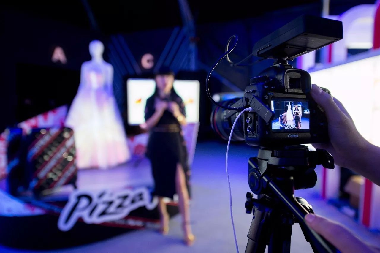 我以为必胜客的秀上全是行走的披萨，没想到却被美到……