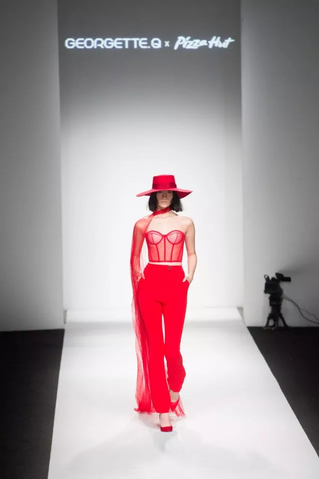 我以为必胜客的秀上全是行走的披萨，没想到却被美到……