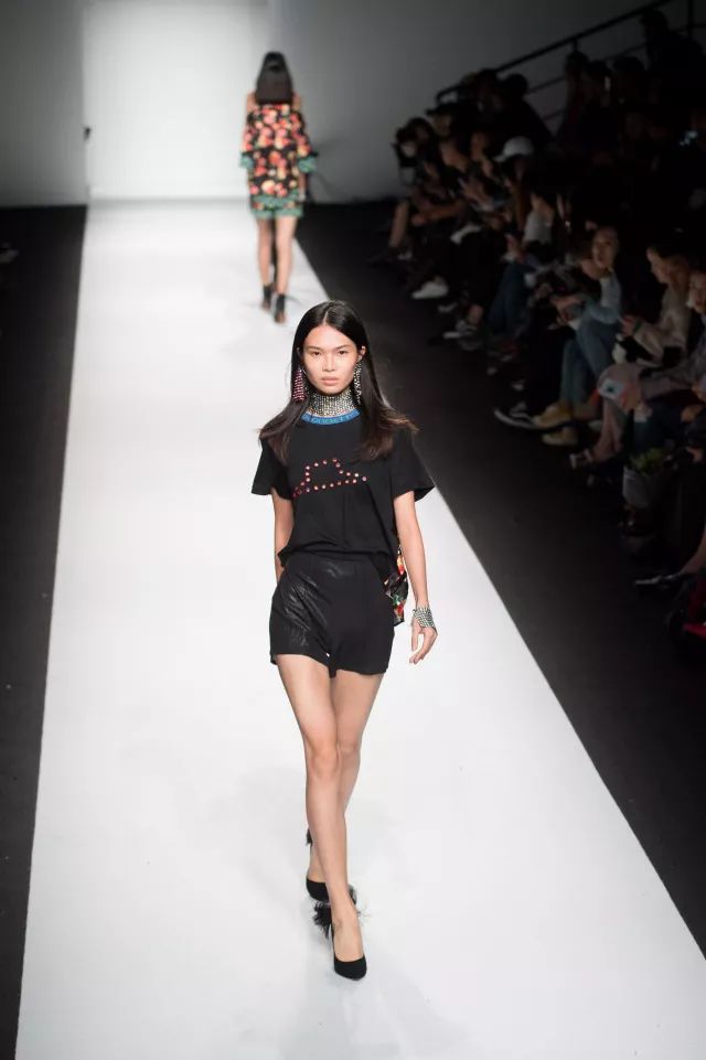 我以为必胜客的秀上全是行走的披萨，没想到却被美到……