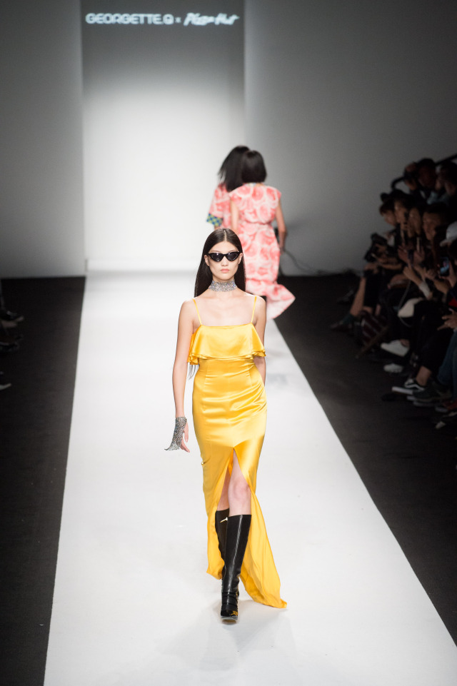 我以为必胜客的秀上全是行走的披萨，没想到却被美到……