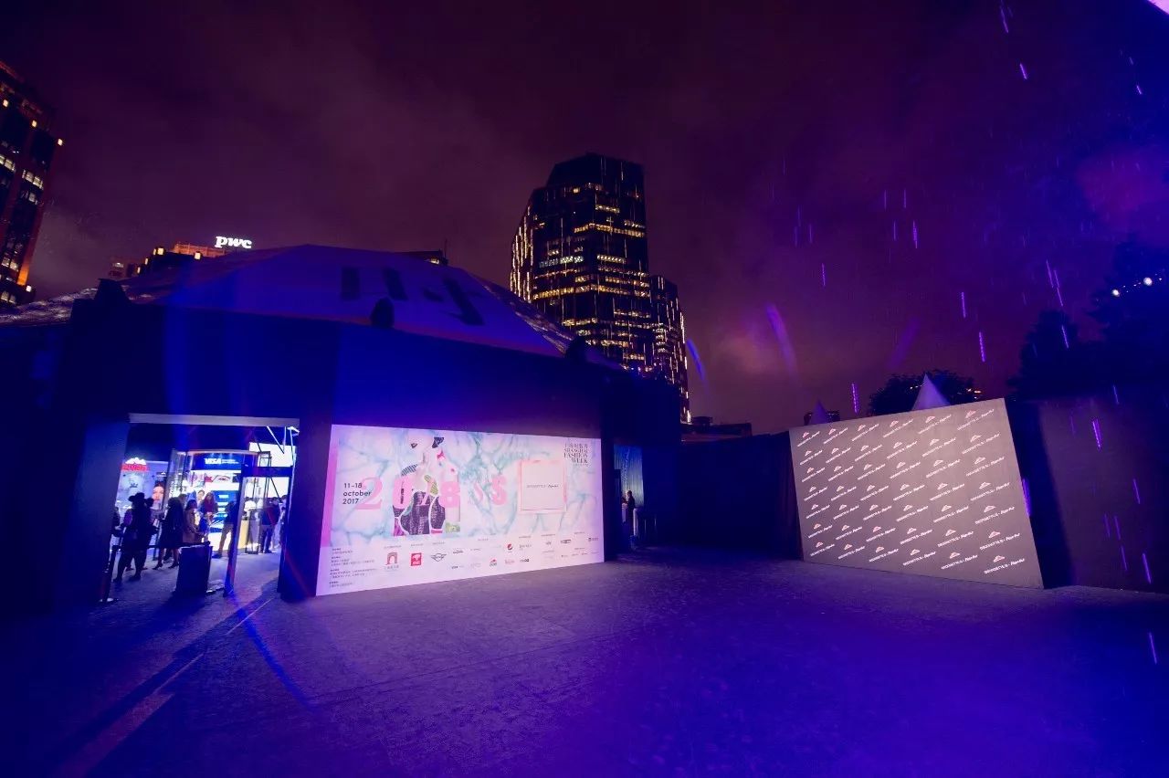 我以为必胜客的秀上全是行走的披萨，没想到却被美到……