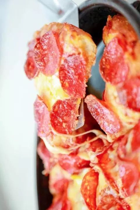 我以为必胜客的秀上全是行走的披萨，没想到却被美到……