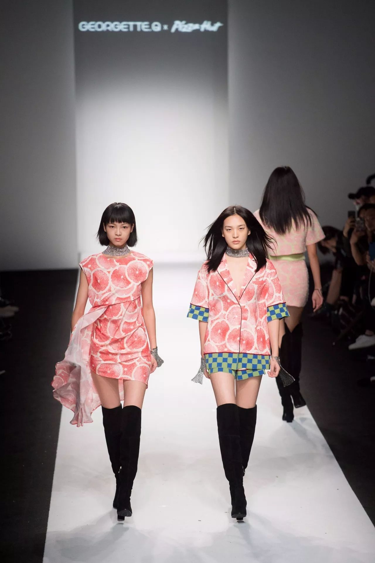 我以为必胜客的秀上全是行走的披萨，没想到却被美到……