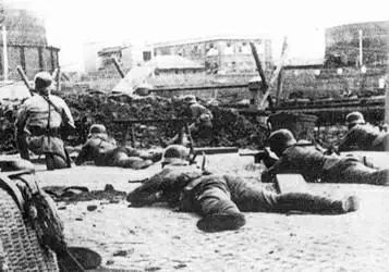 80年前的今天，怒吼从民族胸膛中发出：中国不会亡！中国一定强！