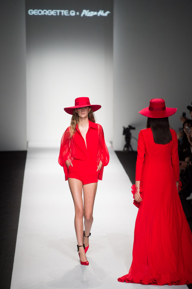 我以为必胜客的秀上全是行走的披萨，没想到却被美到……