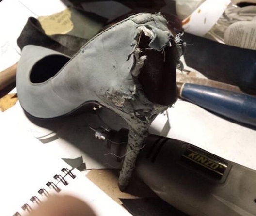 高跟鞋尖头被狗咬坏了怎么补,高跟鞋被狗狗咬了能修复吗