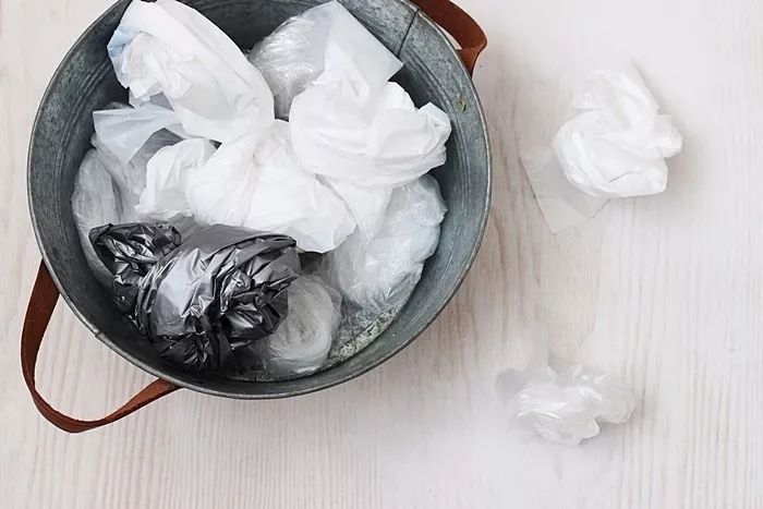 收纳衣服塑料袋技巧,家庭塑料袋怎么收纳