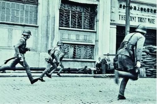 80年前的今天，怒吼从民族胸膛中发出：中国不会亡！中国一定强！