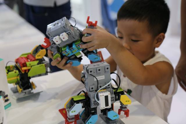 80后妈妈的焦虑,80后的宝妈为了孩子拼尽全力