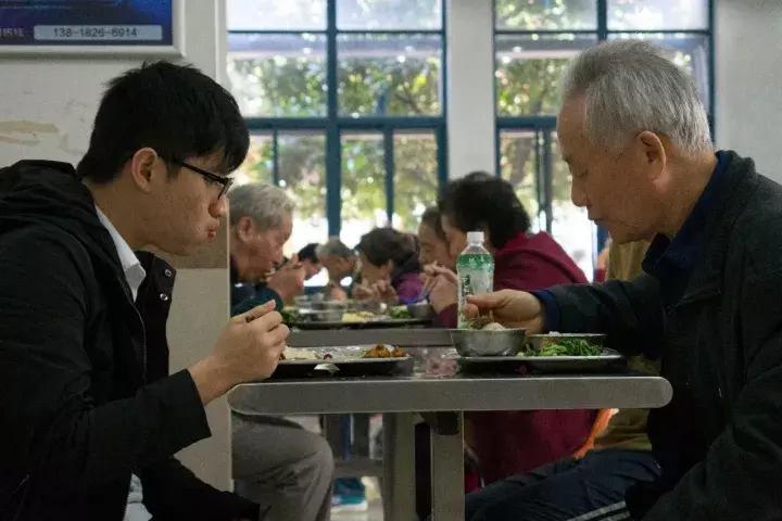 重返母校80后的回忆,重返六十年前的母校