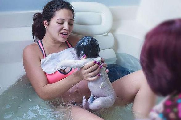 胎儿在妈妈的身体里面是什么样的,胎儿从子宫出来过程