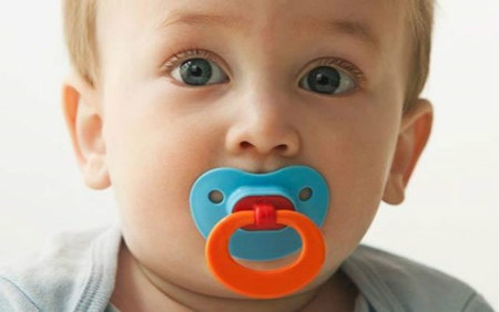 面瘫后运动和面肌痉挛有什么区别,面瘫引起的陈旧性面肌痉挛能治吗