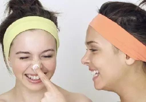 鼻子出油毛孔大黑头多怎么办,鼻子有粉刺黑头爱出油怎么办