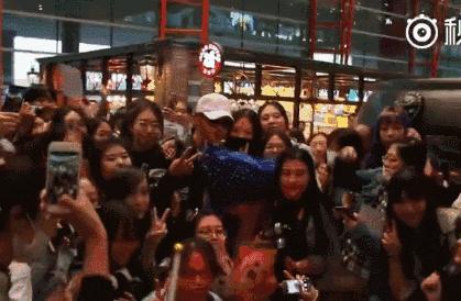 他有人鱼线和八块肌，却说：我不想露给你们看！