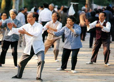 江苏省对4千多百岁老人的调查显示，生活满意度和快乐感普遍较高！