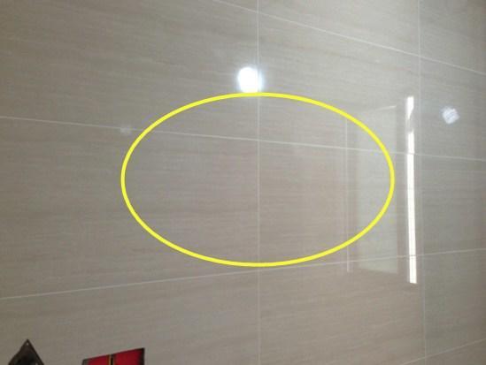 卫生间做地砖上墙总是掉?老泥工家都这样做,不空鼓更牢固