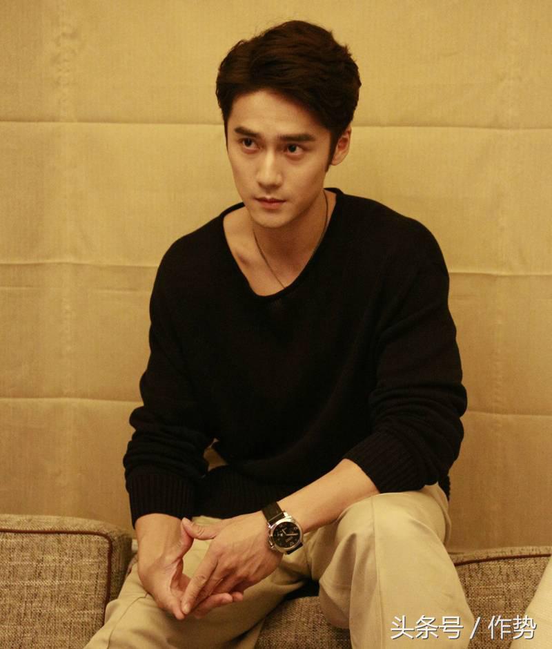 他有人鱼线和八块肌，却说：我不想露给你们看！