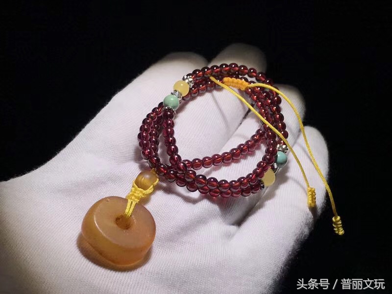 新手买块真蜜蜡有多难，大叔说着说着就哭了！我们应该同情他吗？