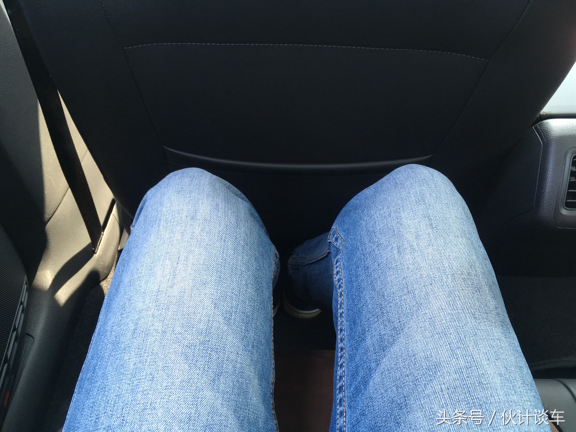 全新大众高尔夫实车非常的靓眼,大众高尔夫到底是一款什么样的车