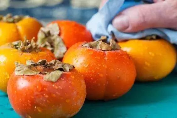 柿子能和酒一起用,柿子和酒间隔多少时间可以吃