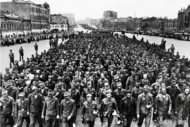 德军战俘被苏军逼得当众拉裤子,生不如死,事后竟倍感庆幸