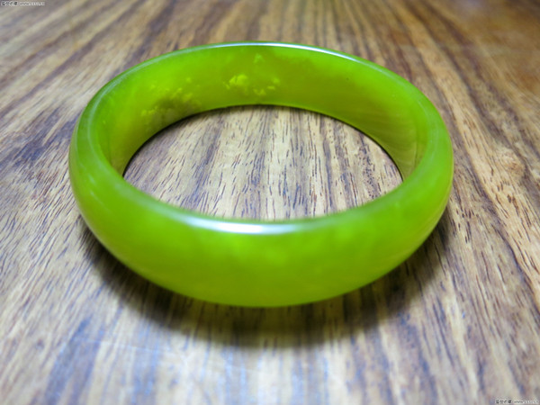 30万手镯值不值钱,30万以上的手镯是真的吗