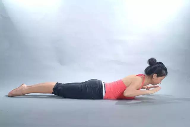 普拉提蛙泳式练习准备动作,普拉提大器械练习蛙泳腿