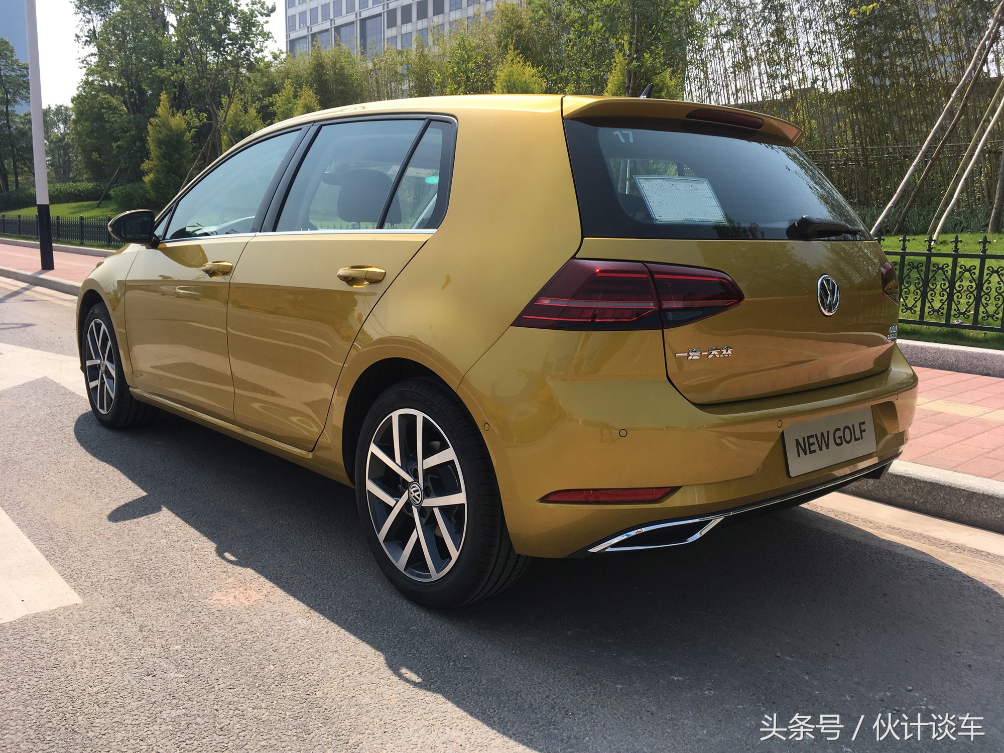 全新大众高尔夫实车非常的靓眼,大众高尔夫到底是一款什么样的车