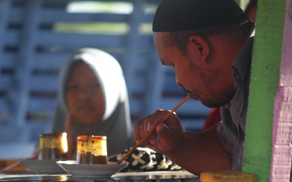 杯子倒扣印尼这家咖啡馆用吸管喝盘子里的咖啡