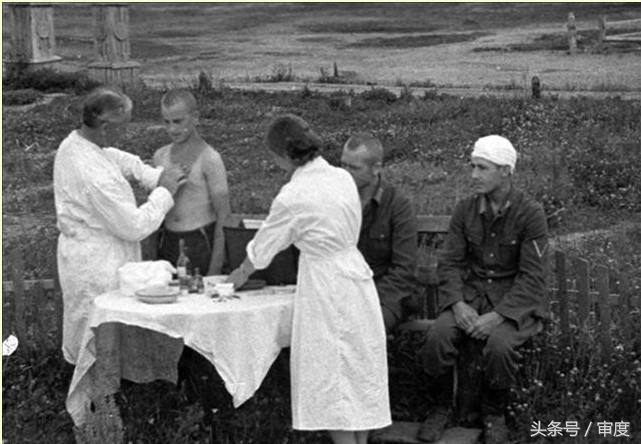 德军战俘被苏军逼得当众拉裤子,生不如死,事后竟倍感庆幸