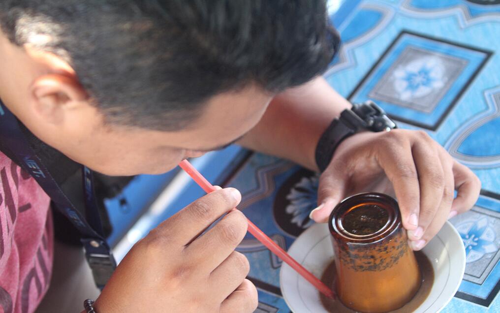 杯子倒扣印尼这家咖啡馆用吸管喝盘子里的咖啡