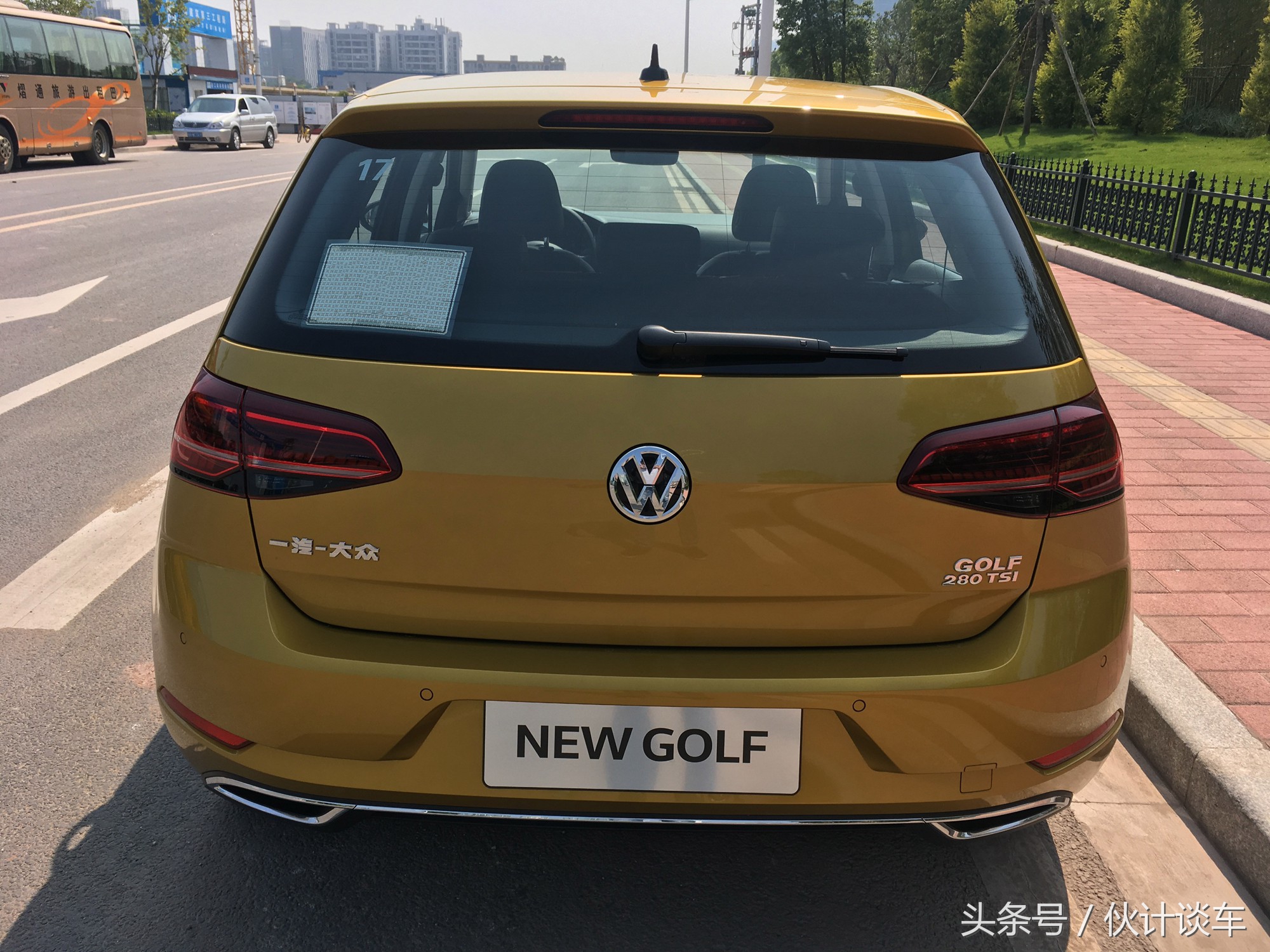 全新大众高尔夫实车非常的靓眼,大众高尔夫到底是一款什么样的车