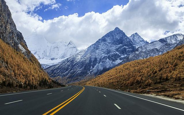 稻城亚丁到底几月份去比较好,稻城亚丁几月几日去好看