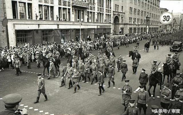 德军战俘被苏军逼得当众拉裤子,生不如死,事后竟倍感庆幸