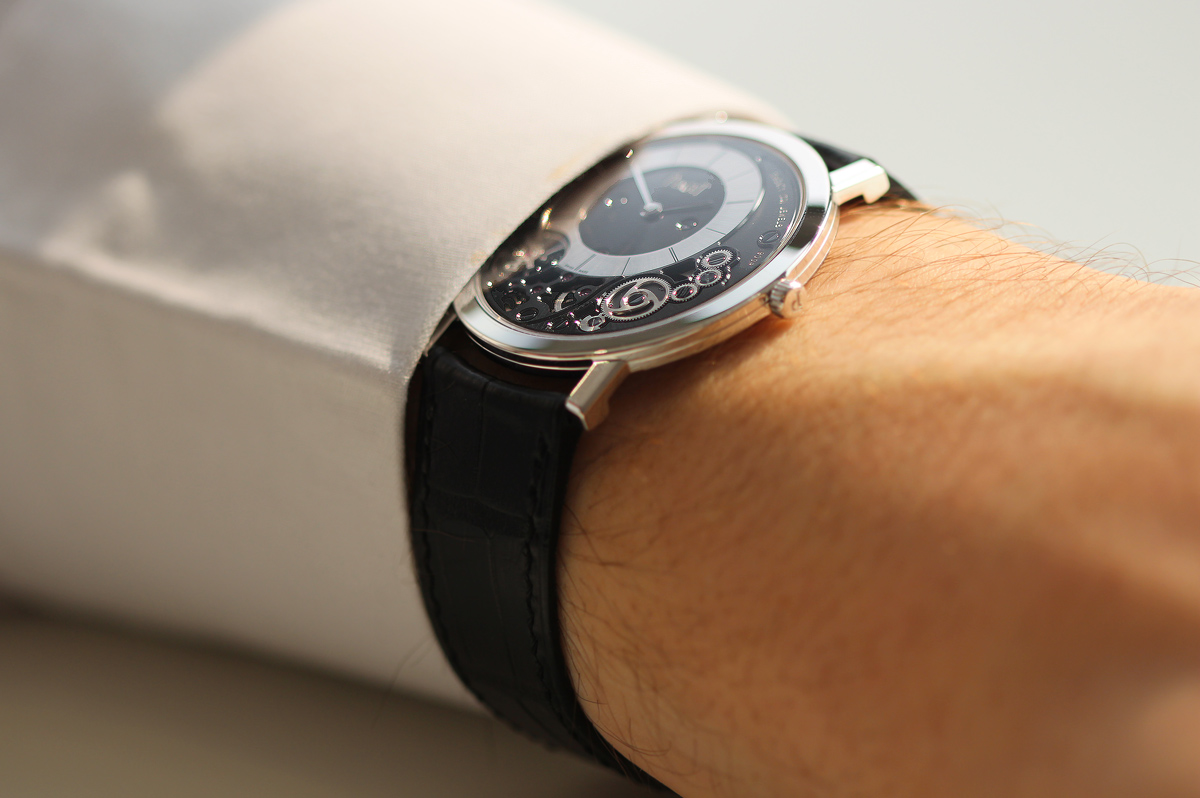 伯爵900p机芯是手动吗,伯爵900p多少钱一台