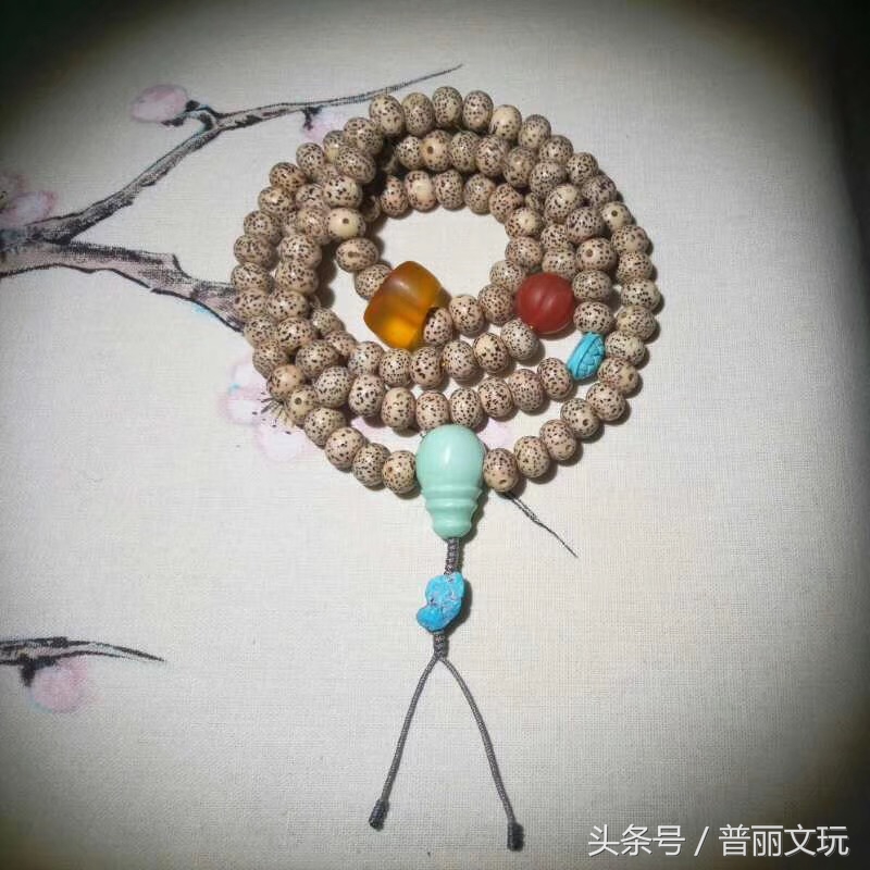 新手买块真蜜蜡有多难，大叔说着说着就哭了！我们应该同情他吗？