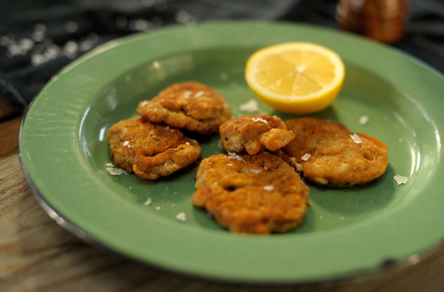 澳洲版终极吃货考验：把袋鼠、蜥蜴和鸸鹋当“路边餐”