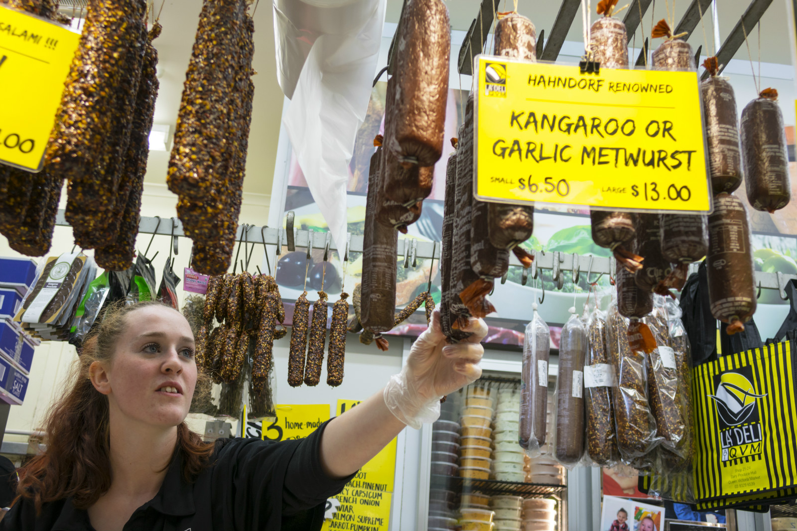 澳洲版终极吃货考验：把袋鼠、蜥蜴和鸸鹋当“路边餐”