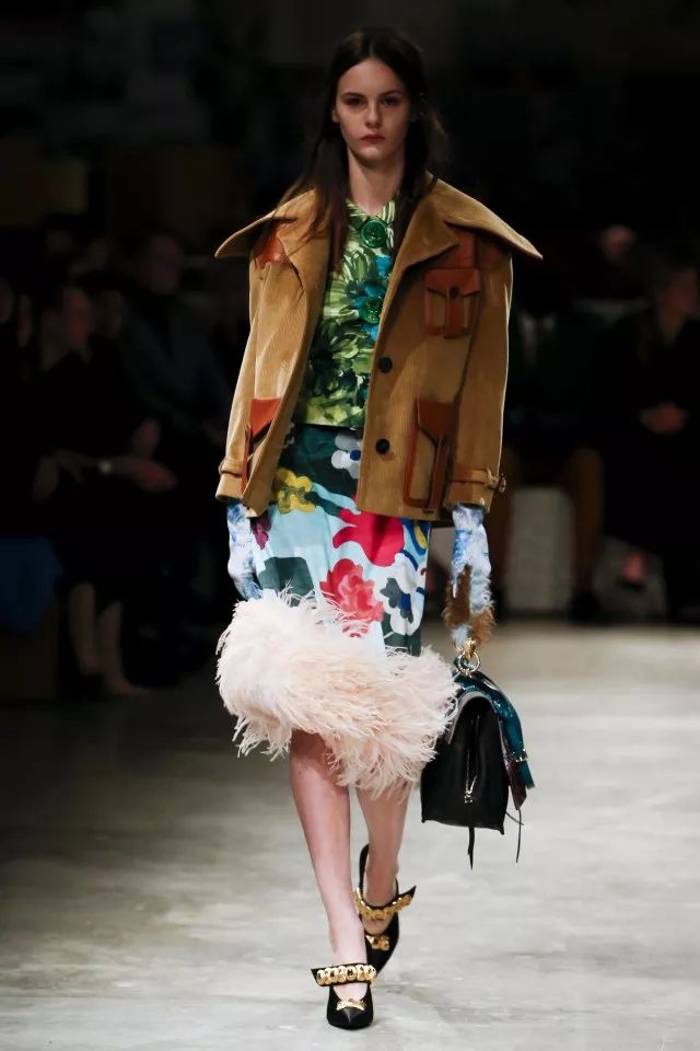 “大衣是女人的第一藏身所”