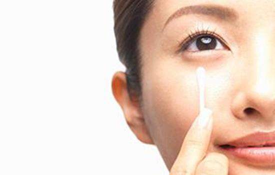 做完美瞳线睡觉还是睁眼睛消肿快,美瞳线第四天化脓红肿几天消肿