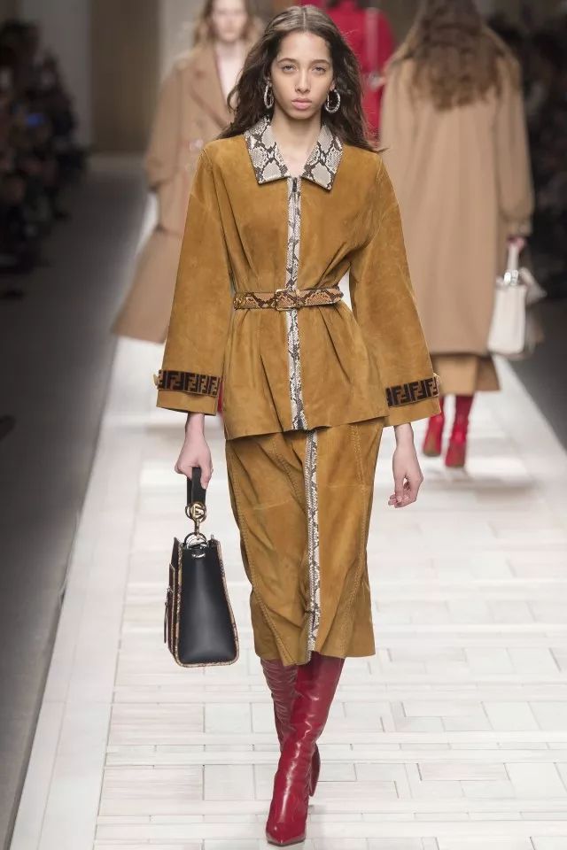 “大衣是女人的第一藏身所”