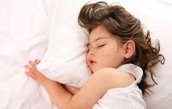 做完美瞳线睡觉还是睁眼睛消肿快,美瞳线第四天化脓红肿几天消肿