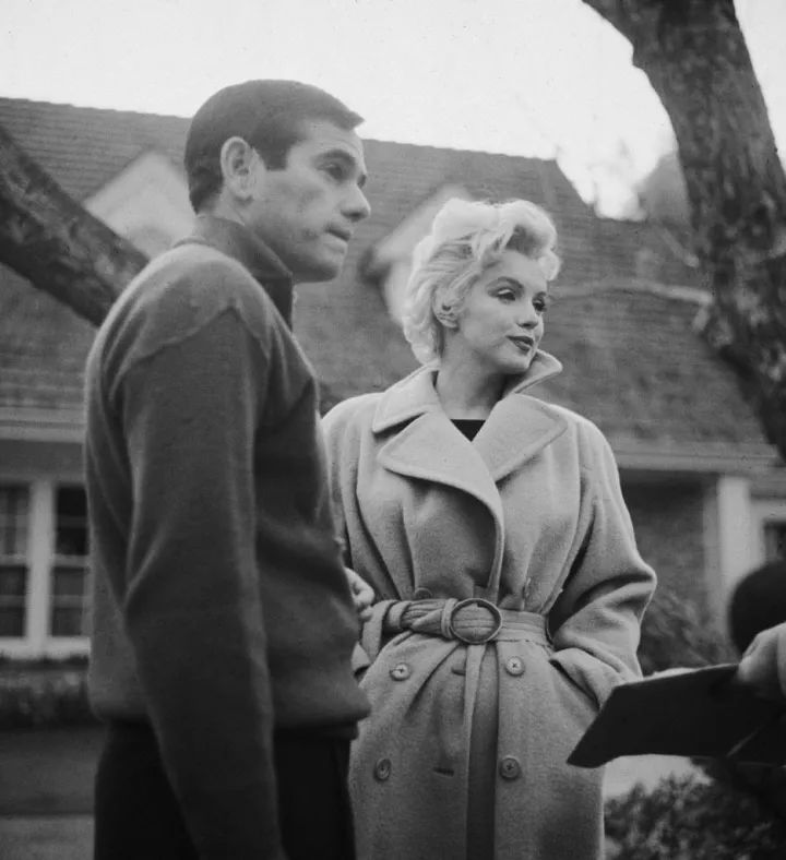 “大衣是女人的第一藏身所”