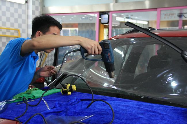 车贴膜有小白点气泡正常吗,车贴膜去膜后有气泡多久才消失