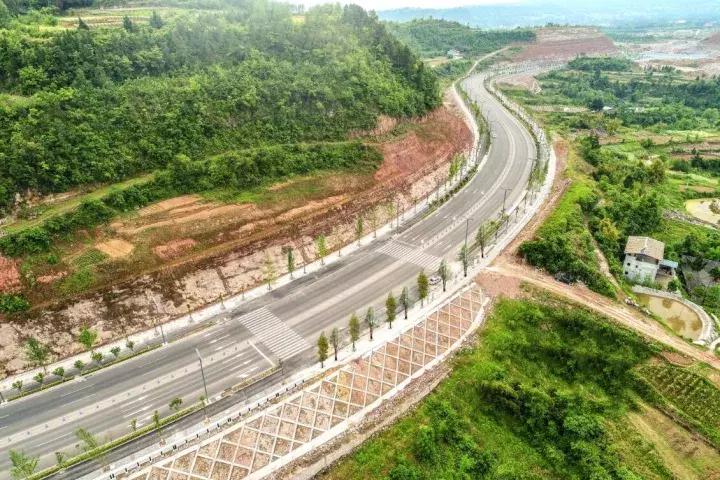 大家好,我来介绍一下恩阳“川东北综合交通新枢纽”是如何炼成的