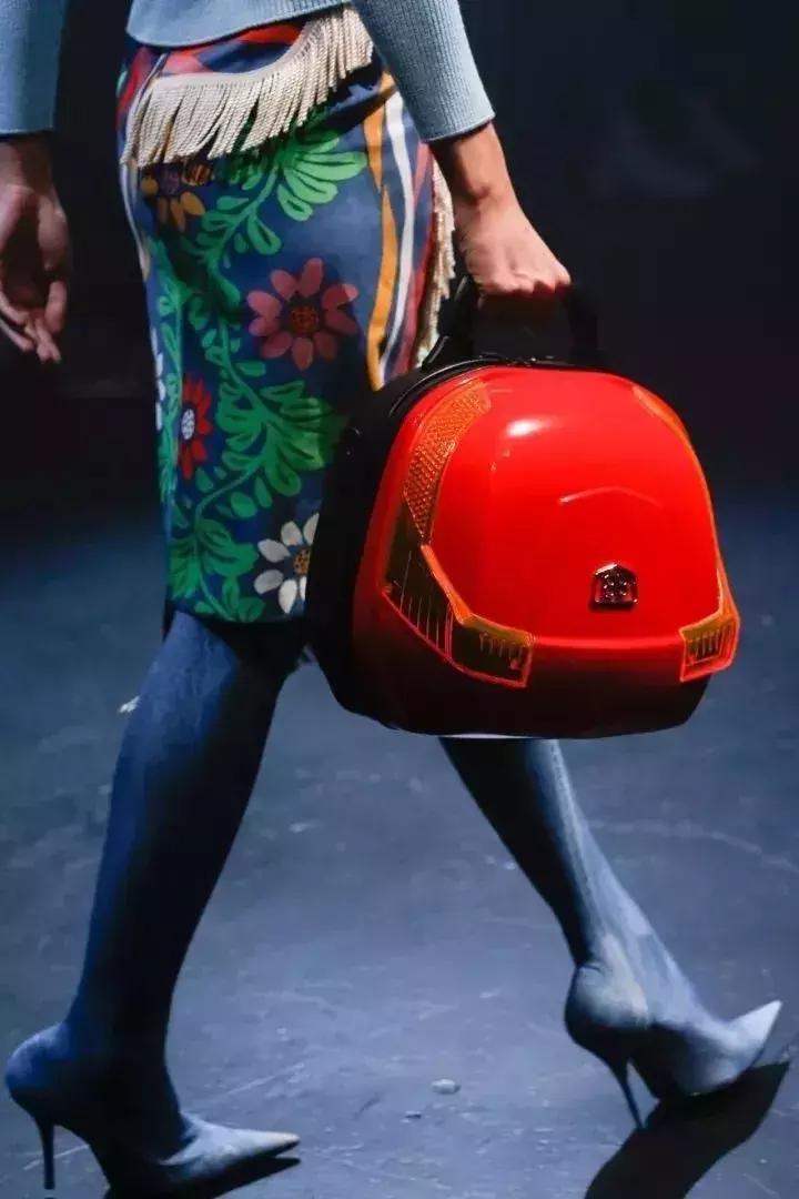 新娱儿美了一季的巴黎世家开始作妖了,丑不丑大家来评评理