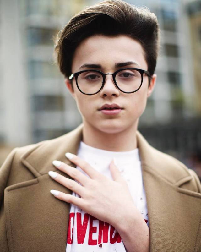 “大衣是女人的第一藏身所”