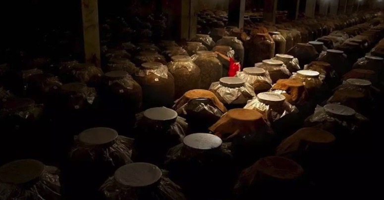 白酒的勾兑和纯粮食酒怎么区分,怎么区分纯粮食白酒和酒精勾兑酒